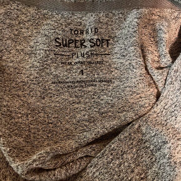 Torrid Tunic 1X Gray Super Soft Plush Cowl Neck Lng Sleeve Front Pocket Cozycore - Picture 4 of 5